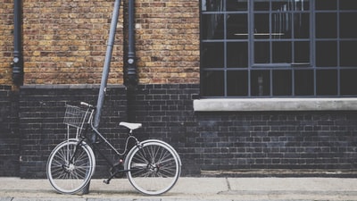 灰色和黑色的城市自行车在大街上
